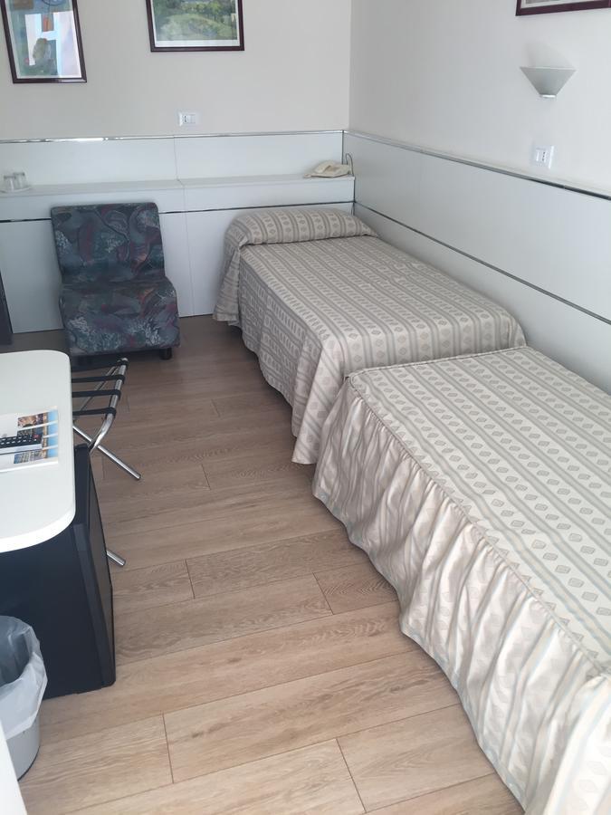 Hotel Eros لينانو سابيادورو المظهر الخارجي الصورة